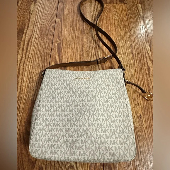 EUC Michael Kors Jet Set Travel Large Messenger Crossbody Bag in Vanilla - Picture 3 of 14